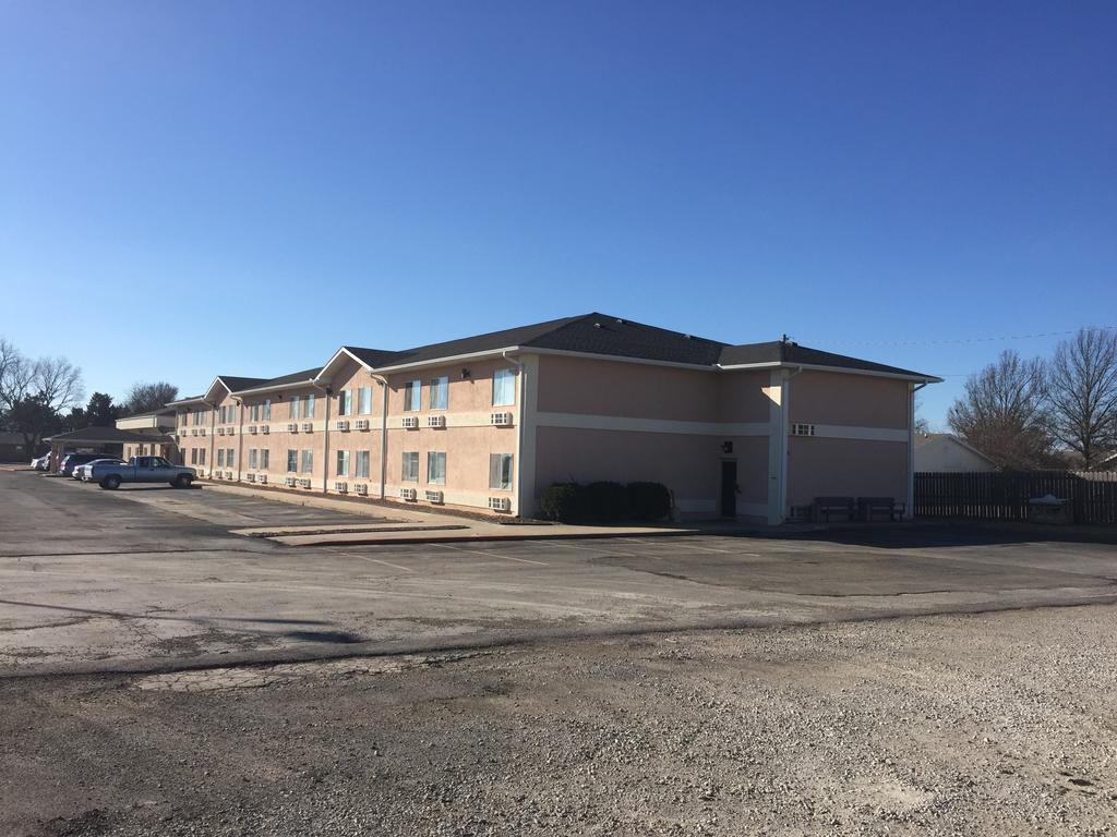 Super 8 By Wyndham Parsons Motel Exterior photo