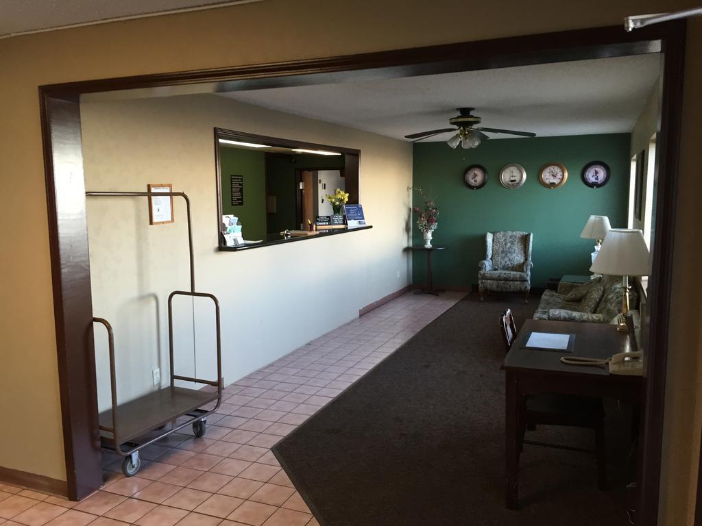 Super 8 By Wyndham Parsons Motel Exterior photo