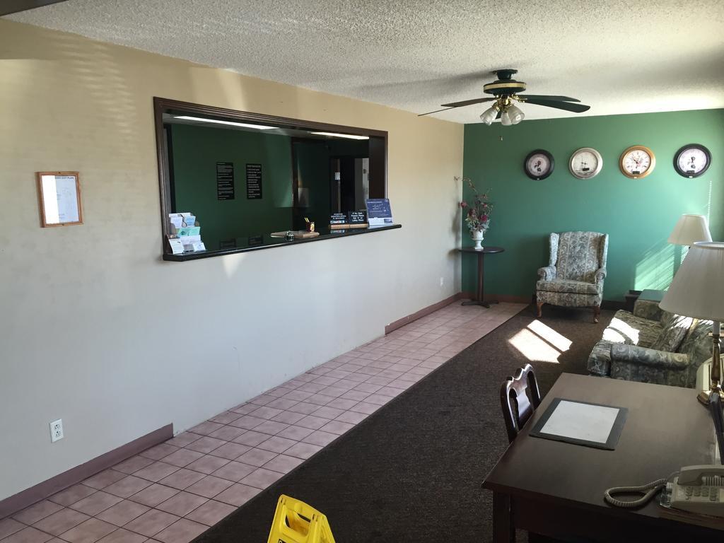 Super 8 By Wyndham Parsons Motel Exterior photo