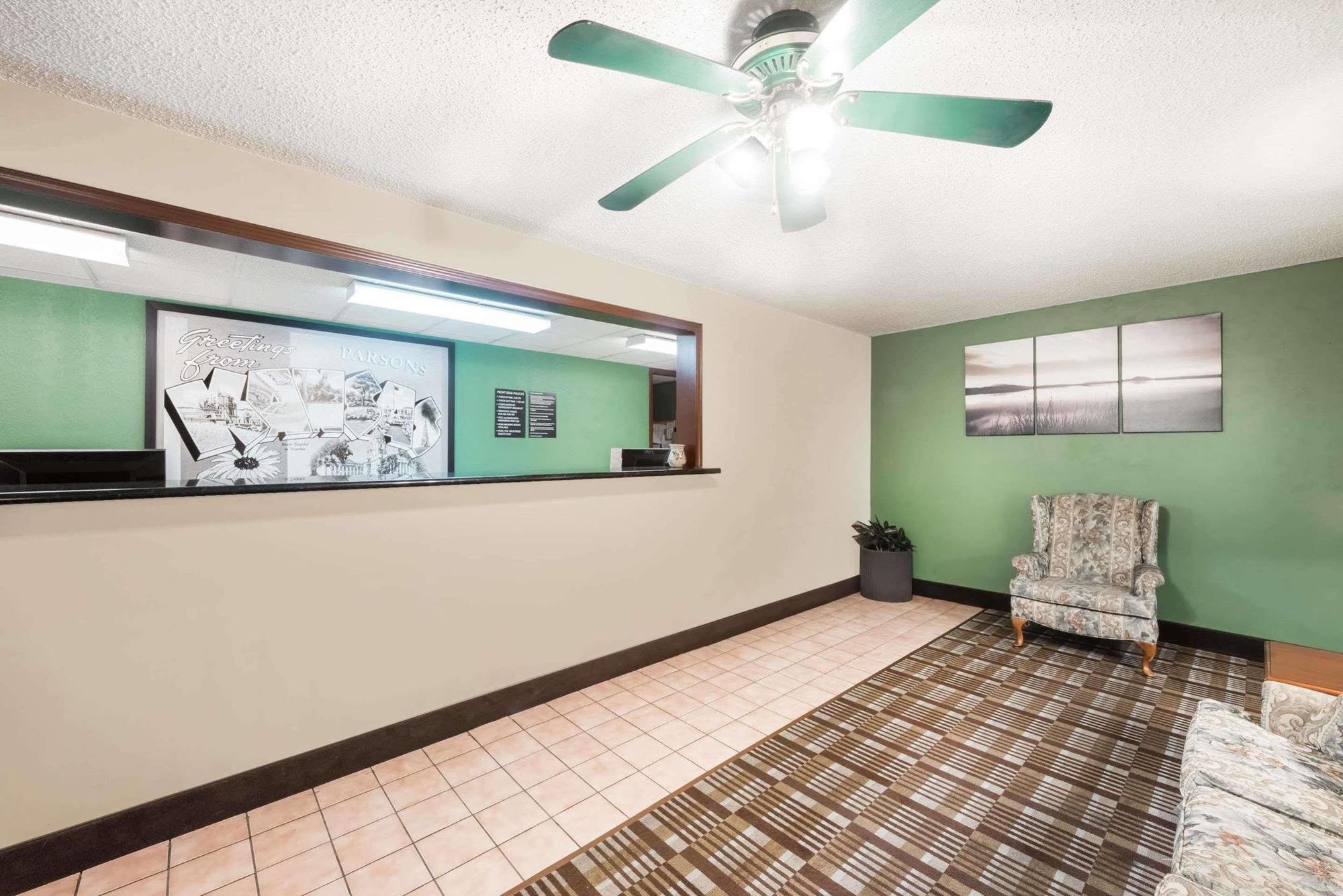 Super 8 By Wyndham Parsons Motel Exterior photo