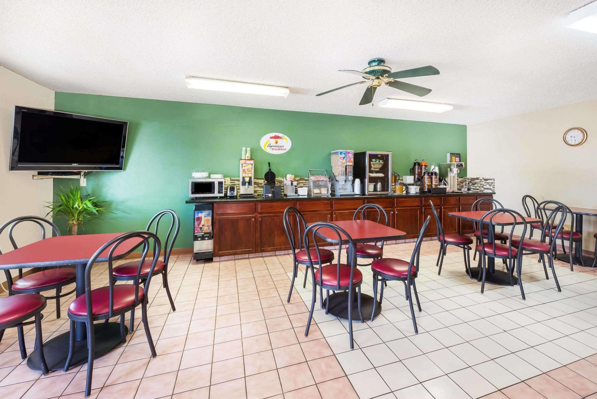 Super 8 By Wyndham Parsons Motel Exterior photo