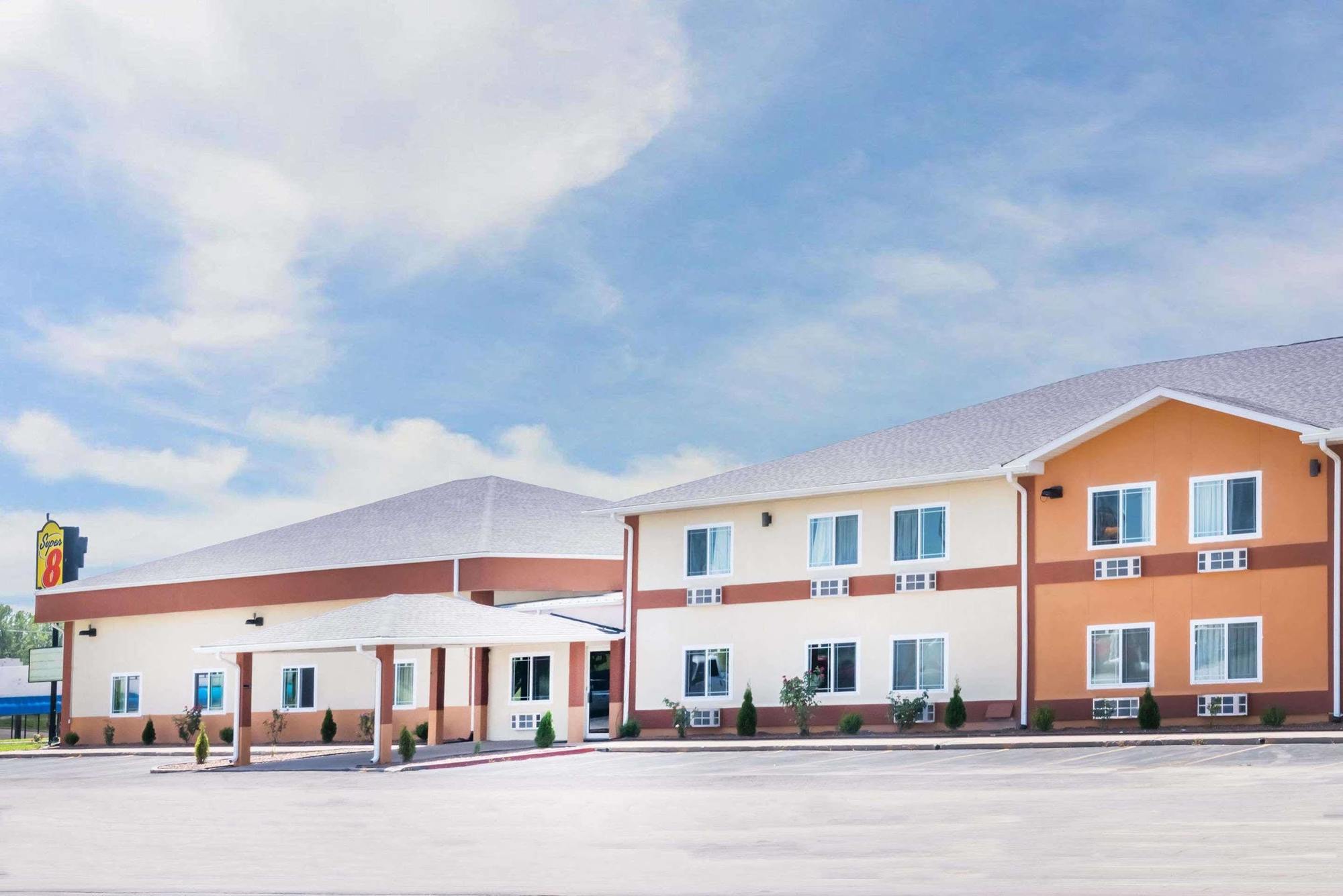 Super 8 By Wyndham Parsons Motel Exterior photo